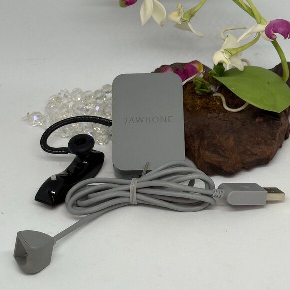 Aliph Jawbone 2 Earwear JB203 Bluetooth Headset -DEFECTIVE-FOR PARTS-WONT CHARGE - Picture 1 of 3